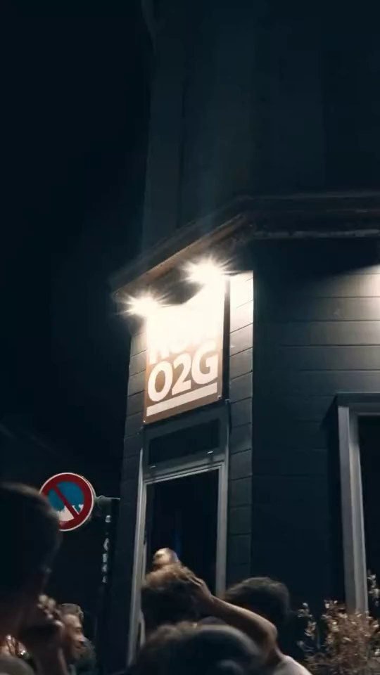 La façade de l’O2G éclairée, la foule devant l’entrée