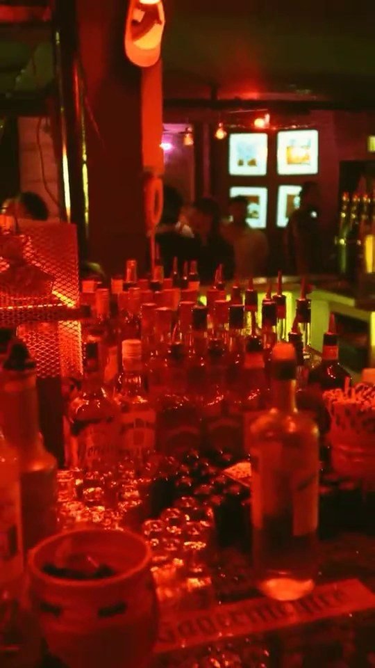 Le bar sous la lumière rouge