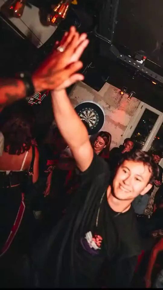 La foule danse, bras levés, dans le Club
