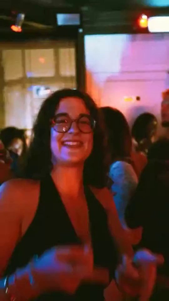 Une fêtarde sourit au milieu de la foule