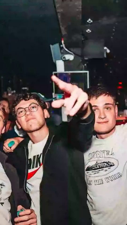 Deux amis posent devant l’objectif