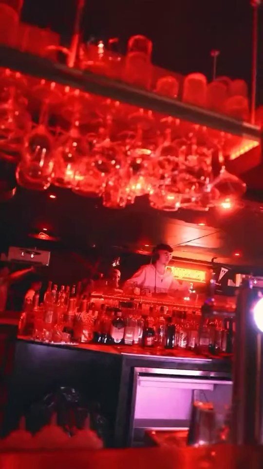 Les verres alignés derrière le bar du Club