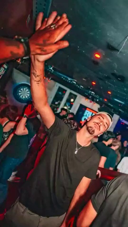 Un fêtard lève la main sur la piste
