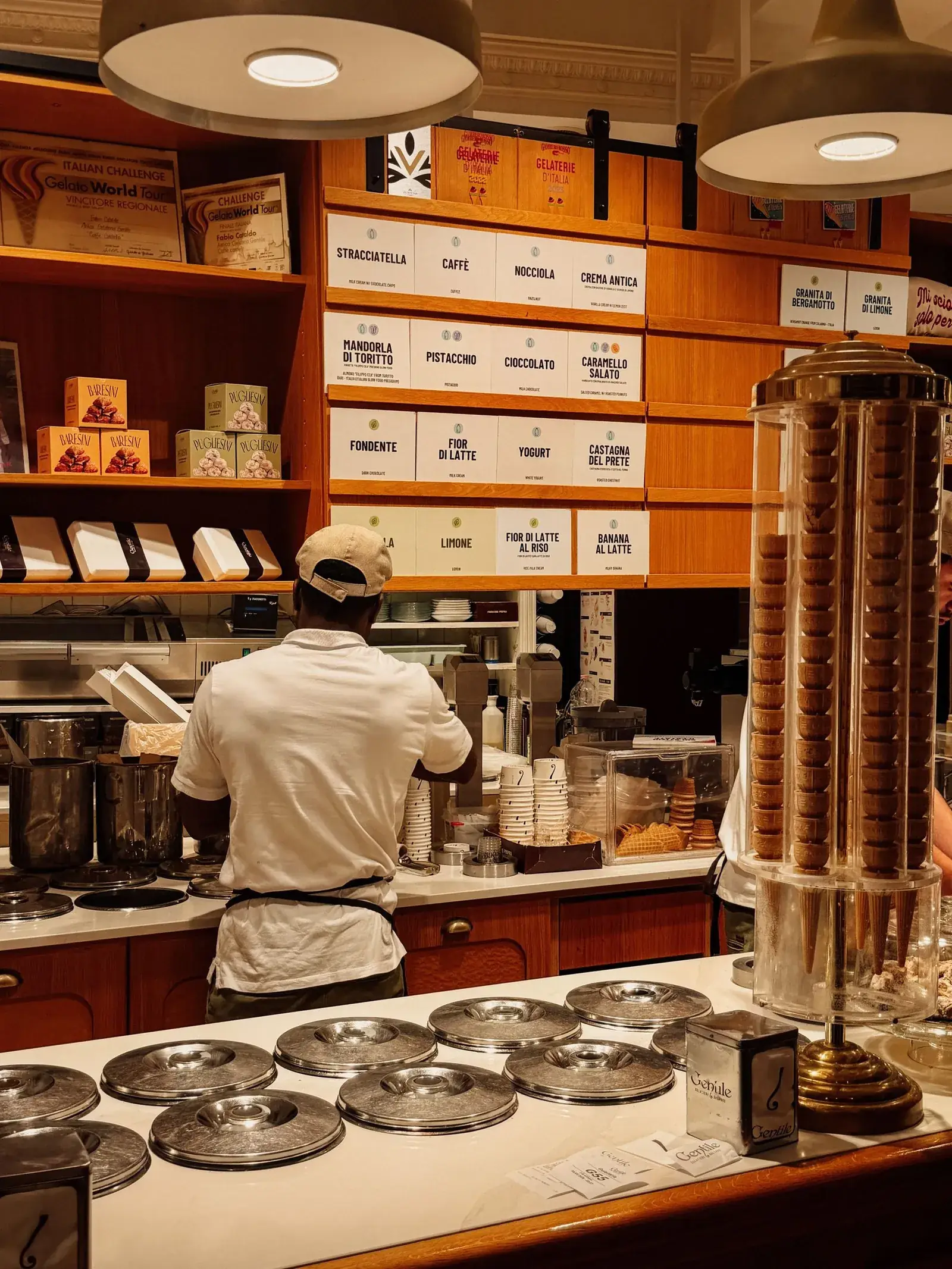 Comptoir en marbre blanc et laiton, vitrine de glaces