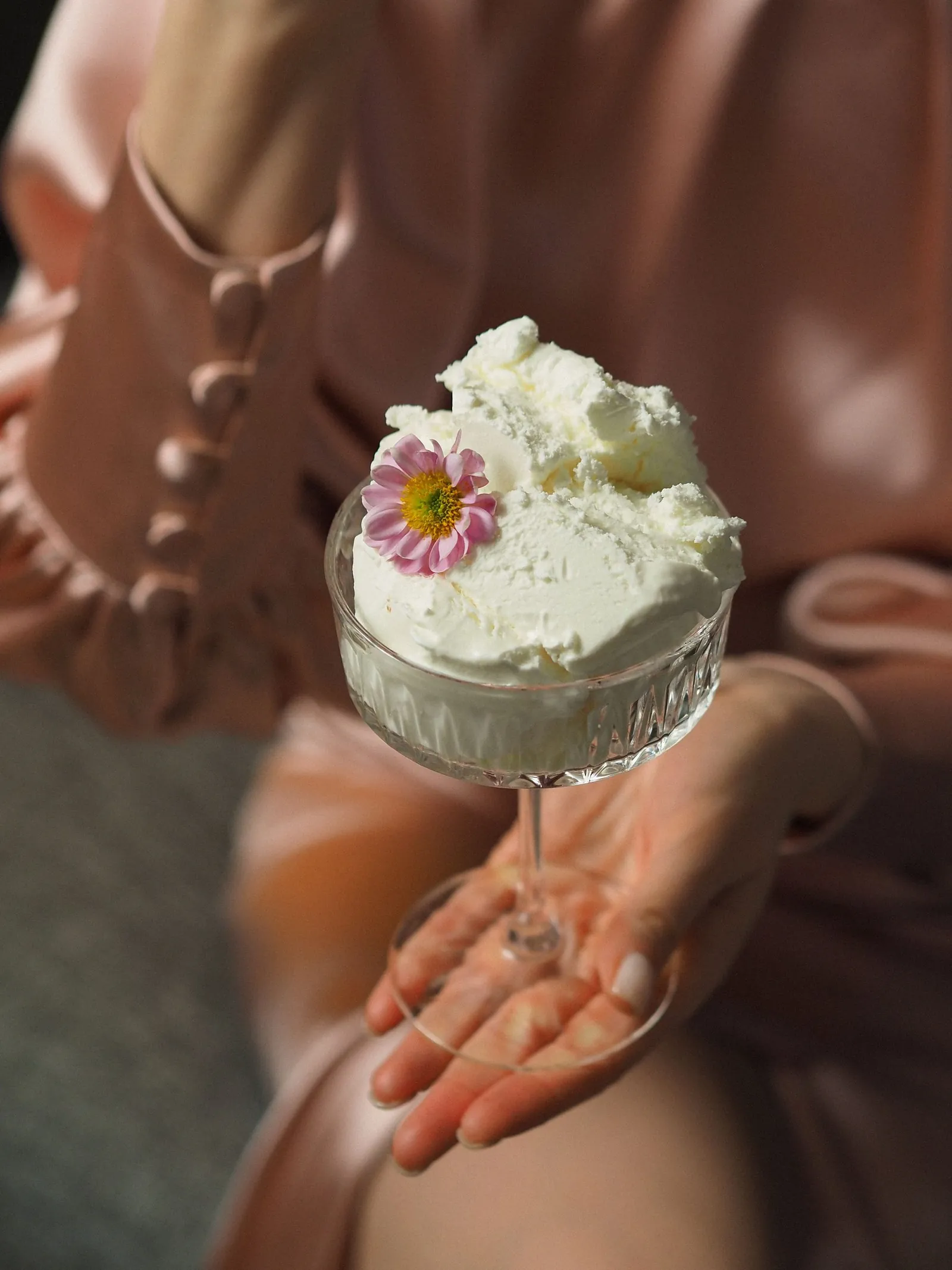 Coupe en verre avec trois boules, framboises et menthe